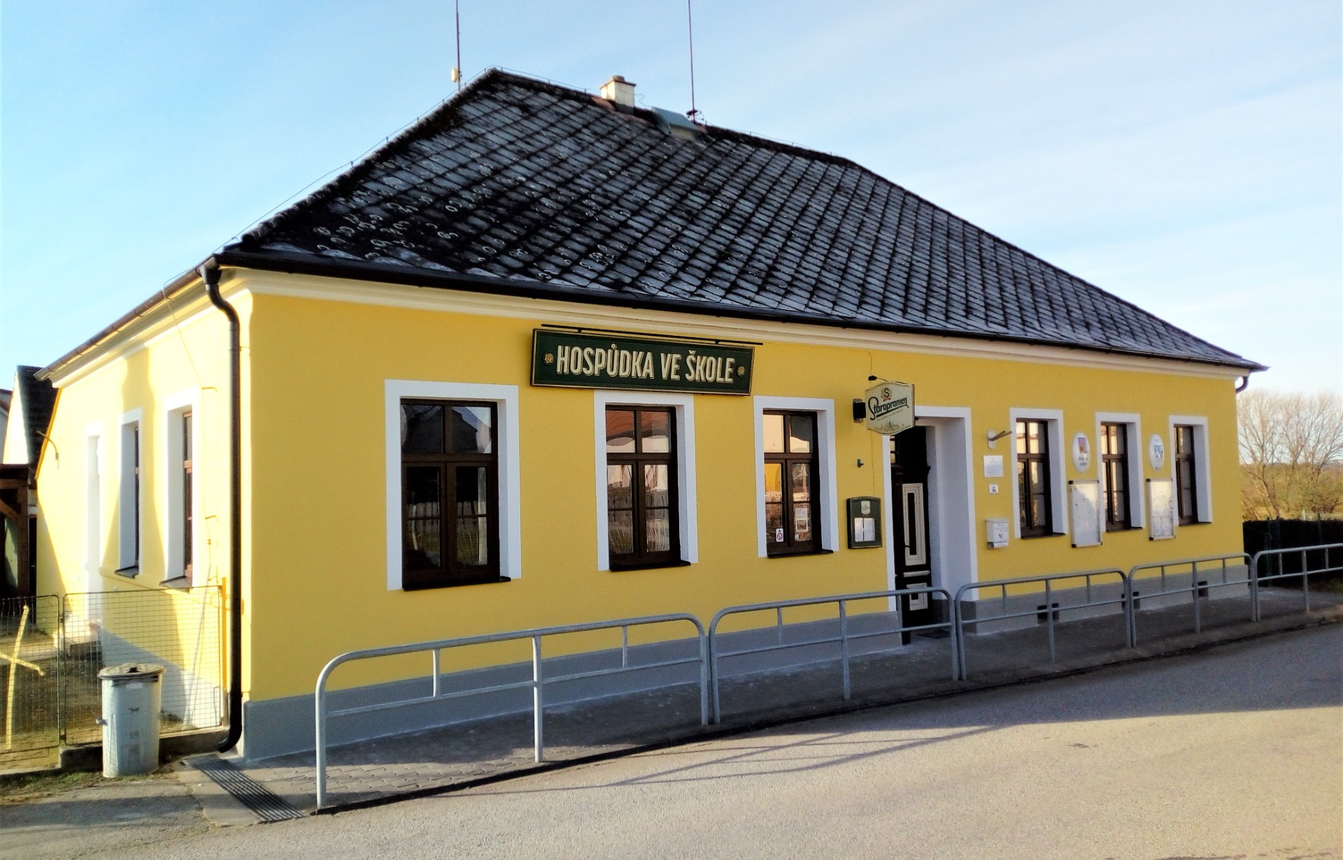 Kaplička a škola (foto J. Kolář)